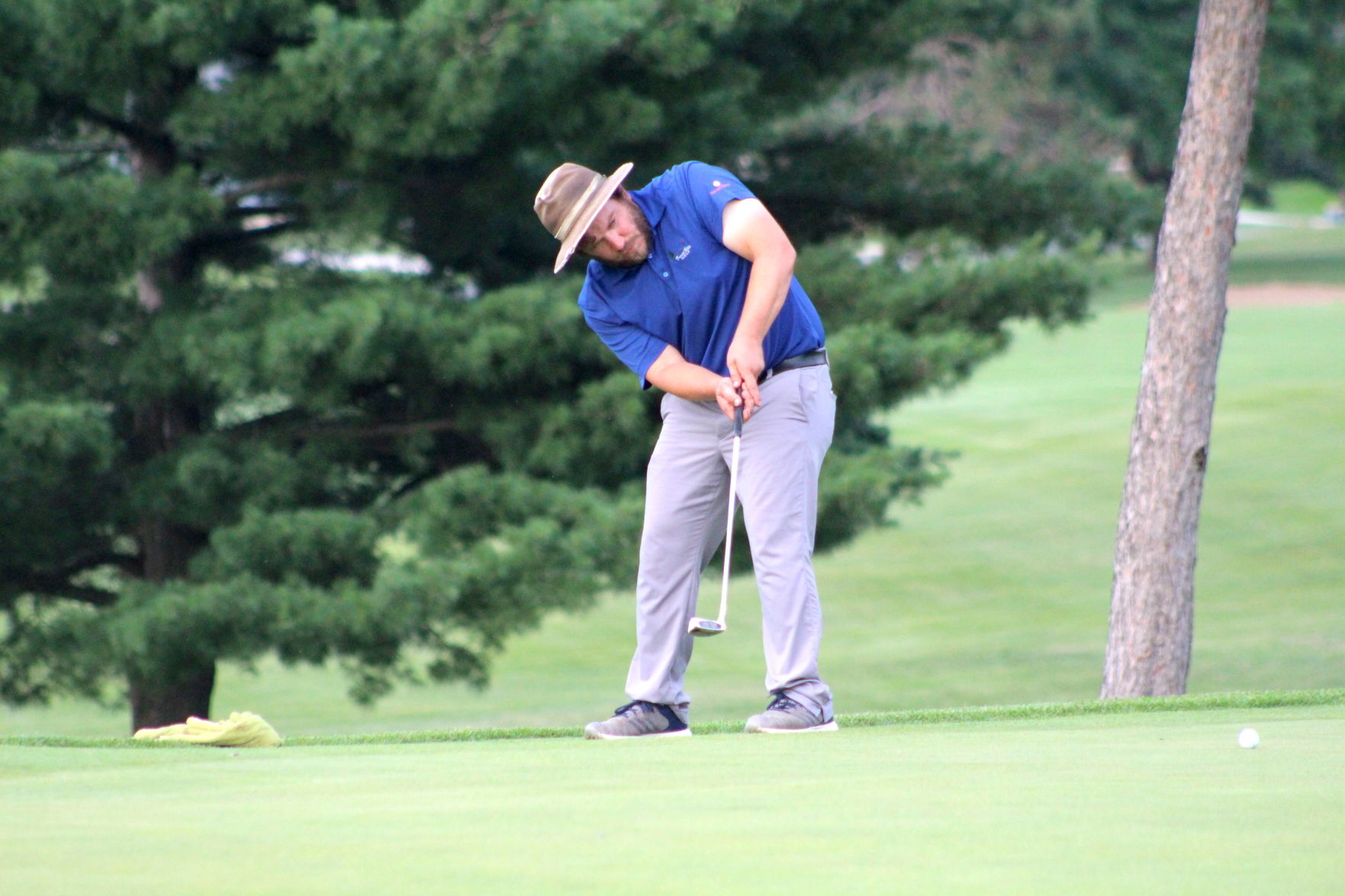 Jake Dunn putts